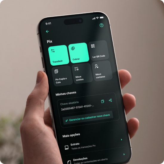 Pessoa segurando um celular com o aplicativo dmo banco digital Emirates Baas Bank aberto na seÃ§Ã£o de PIX e transferÃªncias