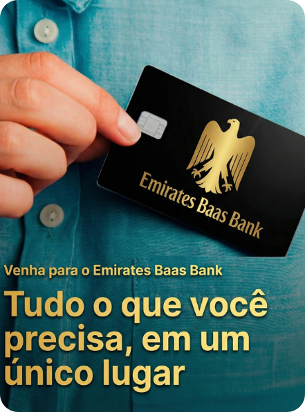 Homem colocando um cartÃ£o de crÃ©dito black EmiratesBaasBank no bolso de sua camisa