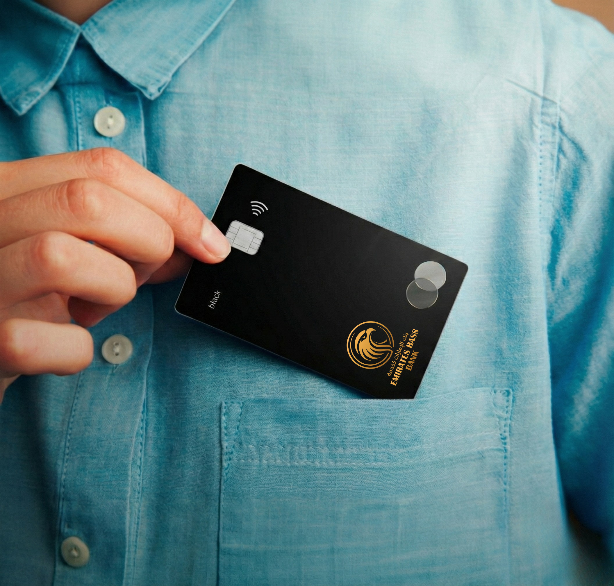 Homem colocando um cartÃ£o Black do banco digital Emirates Baas Bank em seu bolso da camisa